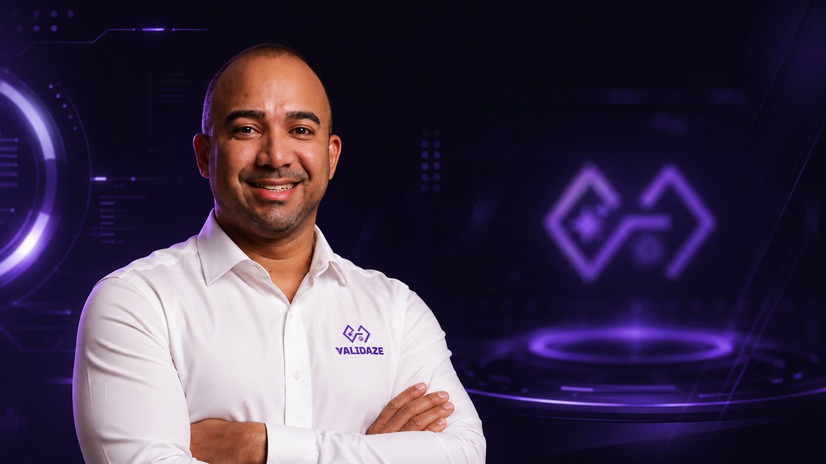 Cássio Queiroga, fundador da Agência Validaze, com camisa branca da marca